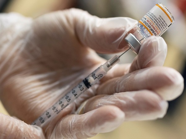 A vaccinator draws a Pfizer-BioNTech coronavirus disease (COVID-19) pediatric vaccine in Lansdale, Pennsylvania, U.S., December 5, 2021. REUTERS/Hannah Beier - RC2G8R9PPG6Q