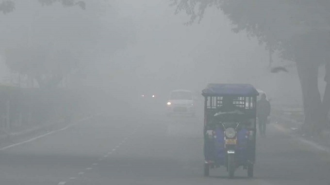 Dense Fog Engulfs Delhi, Trains, Flights Delayed | Lokmarg