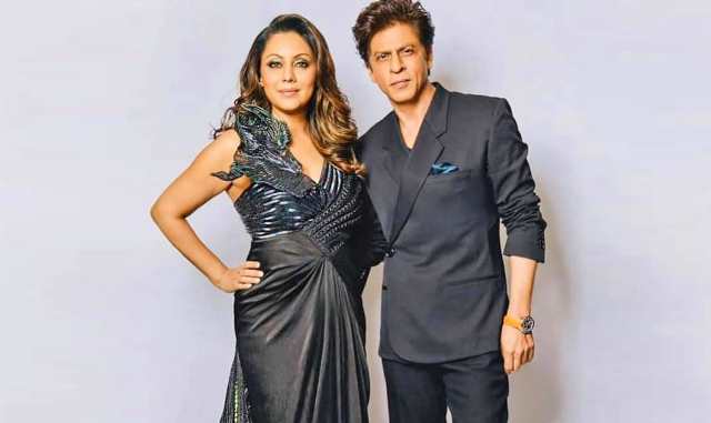 Srk Flaunts His Abs Gauri Has A Funny Reactionlokmarg 