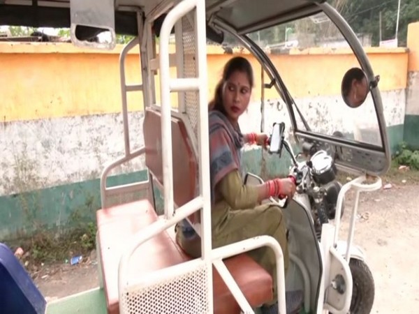 First Woman E-Rickshaw Driver In J-K