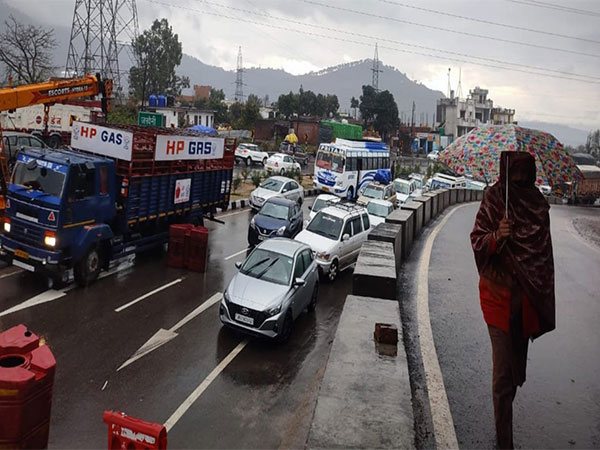 Srinagar-Jammu Highway Blocked Due To Snowfall