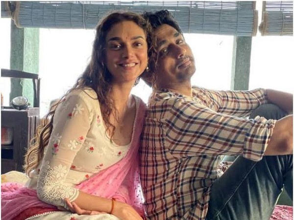 Rumoured lovers Aditi, Siddharth Groove To ‘Tum Tum’