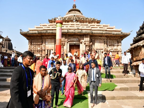 Murmu Visits Lingaraj Temple
