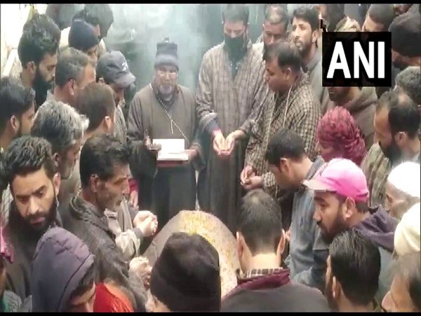 Hundreds Turn Out For Last Rites Of Kashmiri Pandit