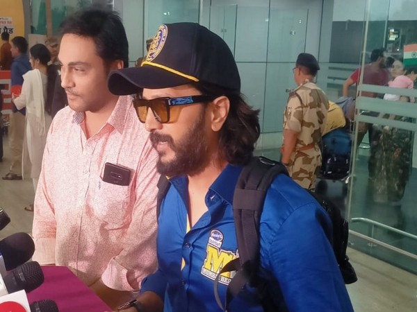 C’garh: B’wood Actors Arrive For Celebrity Cricket League