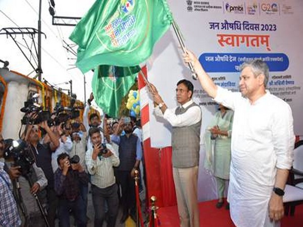 Mandaviya, Vaishnaw Flag Off Jan Aushidhi Train