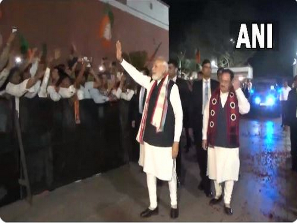 Modi Receives Warm Welcome At BJP HQ After Polls Results