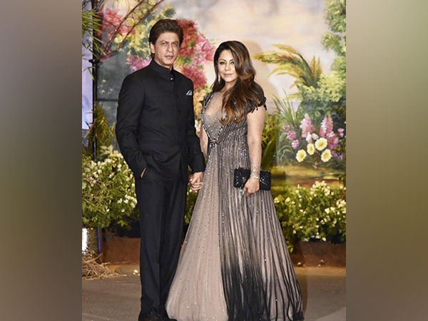 SRK, Gauri Burn Dance Floor At Alanna's Wedding