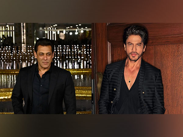 Salman Poses With SRK's Family