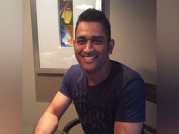 Dhoni reaction after air hostess