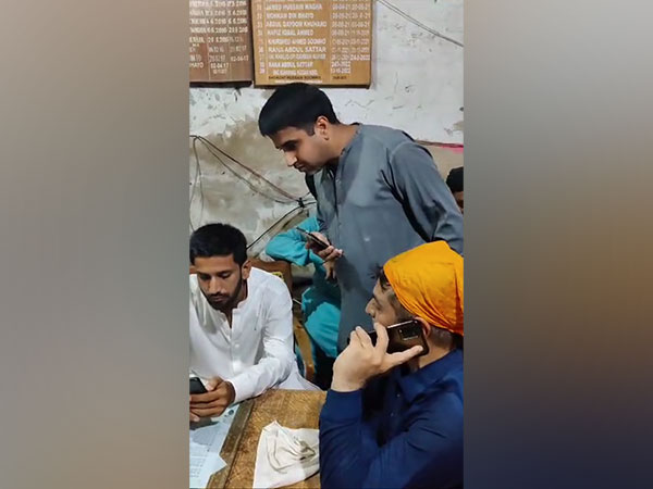 Sikhs at gurdwara pakistan