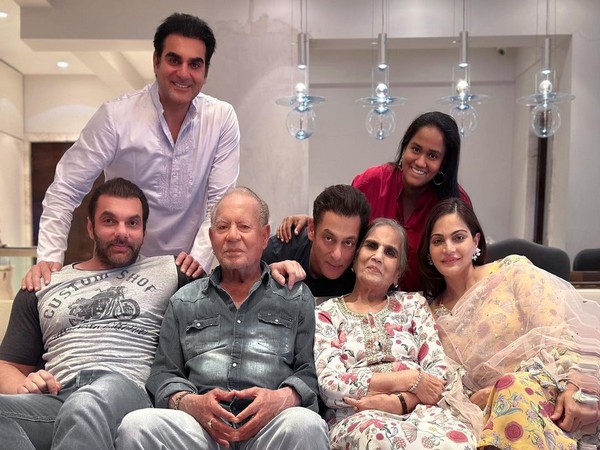 Salman family pic on eid
