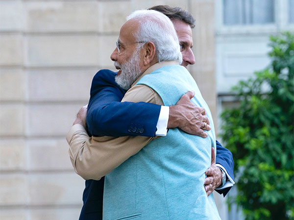 Modi Paris Welcome by macron