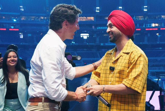 Diljit Dosanjh recevies Surprise Visit At Canada Concert