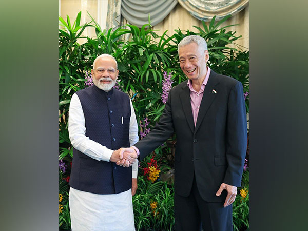 Prime Minister Narendra Modi met Singapore's Senior Minister Lee Hsien Loong